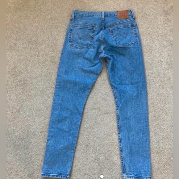 Levi's 501 S skinny big E light wash jeans in size
27. Button snap enclosures. - Picture 5 of 5